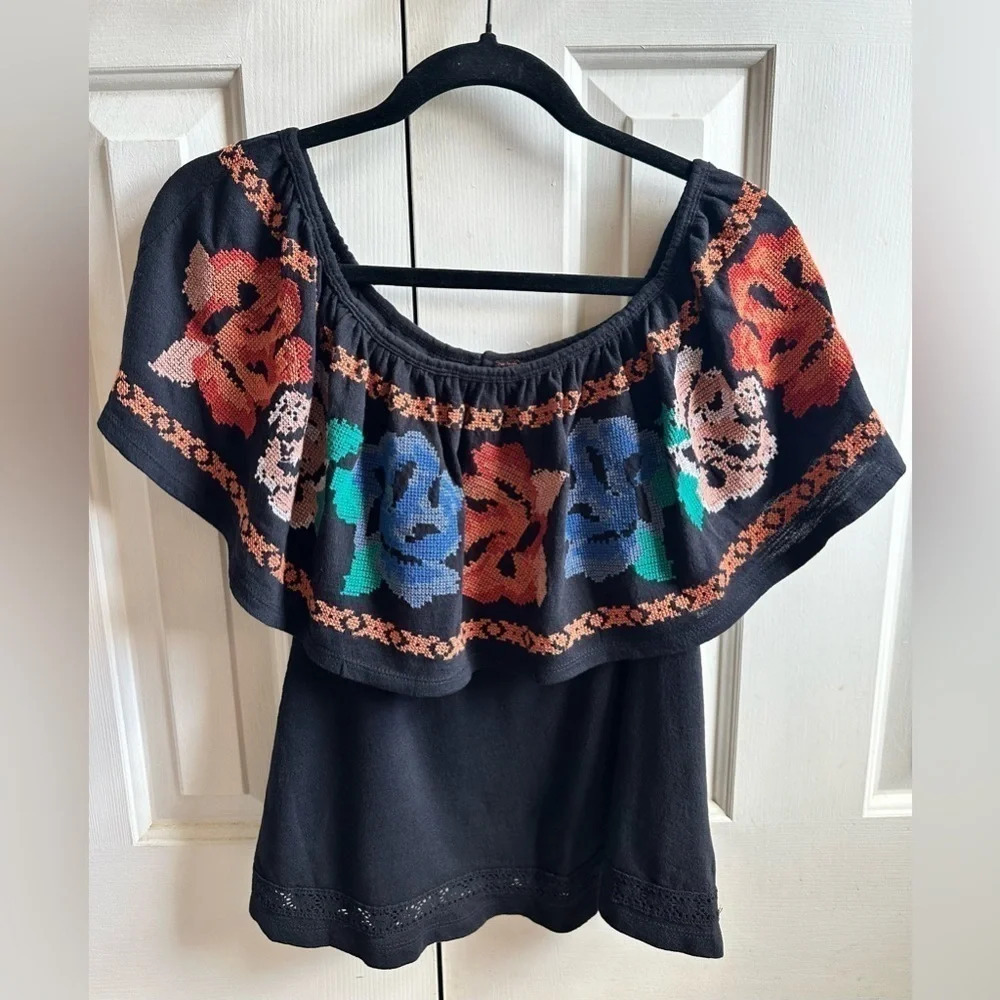Free People To The Left, Boho
Black Floral Peasant off the shoulder top Sz Small - Picture 3 of 8